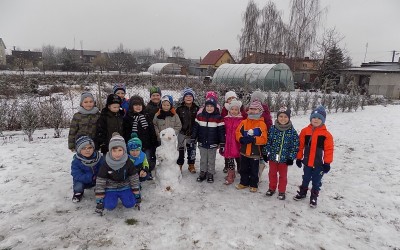 Zimowe zabawy na śniegu.