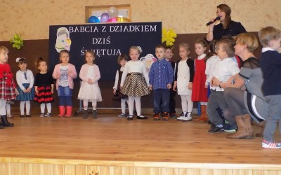 Dzień babci i dziadka w grupie Pszczółki.