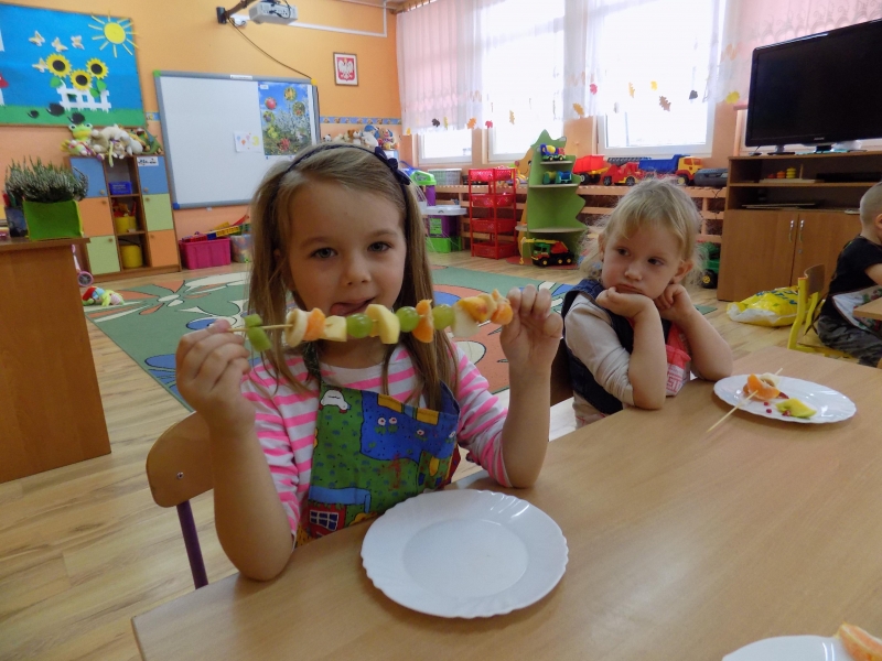 Owocowe szaszłyki Pszczółek.