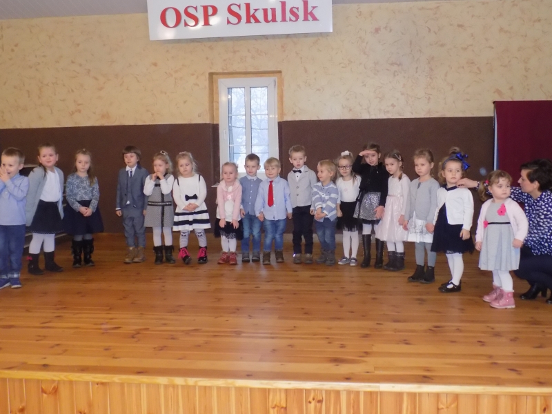 Dzień Babci i Dziadka w grupie Pszczółki (3,4-latki)