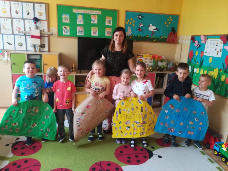 Wróbelki segregują śmieci.